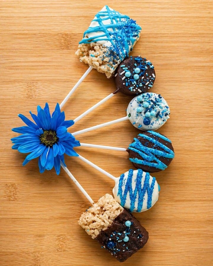 Blue themed cake pops and dipped treats
